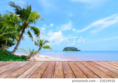 Empty wooden floor on beach landscape background 32629916