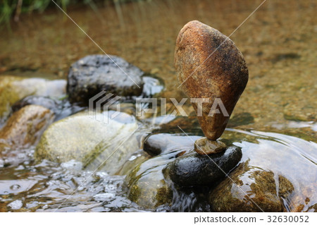 Stone balancing 32630052