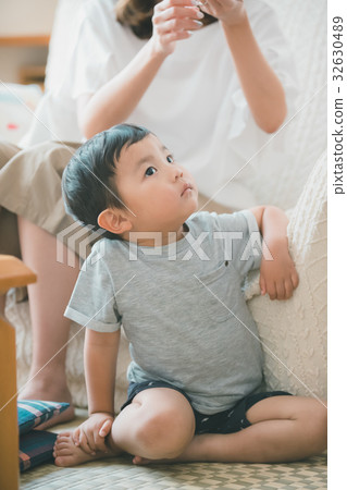 child, whelp, younger 32630489