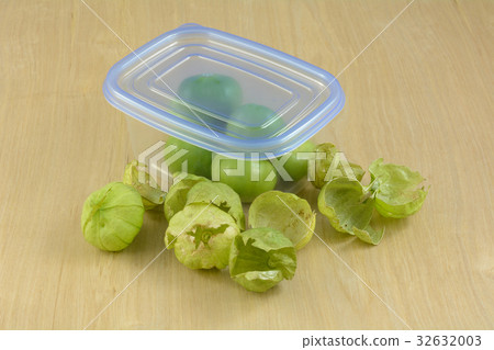 Food preparation of dehusked tomatillos 32632003