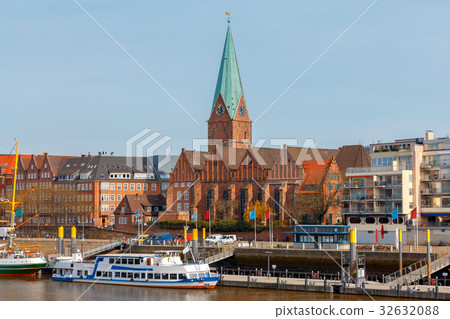 Bremen. Embankment Schliachte. Bremen. Embankment Schliachte. 32632088