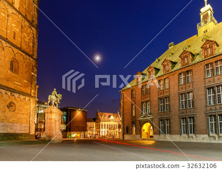 Bremen. The central market square. Town Hall. 32632106