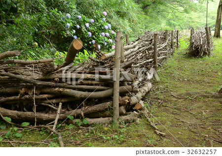 Windbreak fence made from recycled thinning materials 32632257