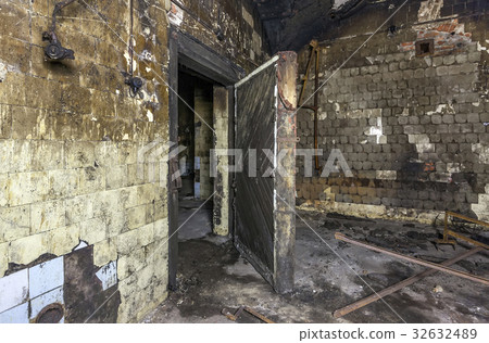 Door old abandoned wine cellar Door old abandoned wine cellar 32632489