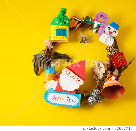 Santa and Christmas wreath 32632713