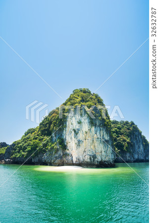 Hidden tropical beach in Halong bay, Vietnam 32632787