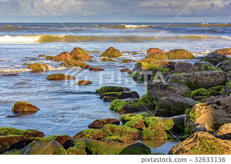Stones and water with horizon line Stones and water with horizon line 32633136