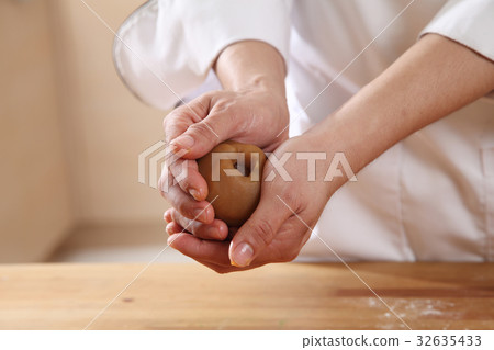 wrapping salted egg yolk with lotus paste 32635433