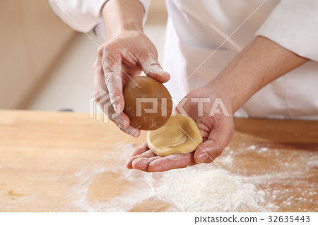 wrapping lotus paste with dough wrapping lotus paste with dough 32635443