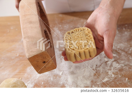 casting mooncake from traditional wooden mold casting mooncake from traditional wooden mold 32635616