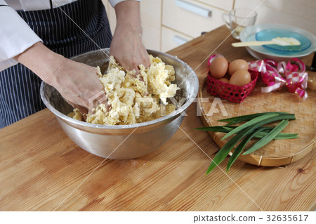 mixing flour with butter mixing flour with butter 32635617