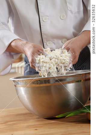 mixing flour with butter mixing flour with butter 32635632