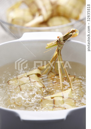 cooking ketupat cooking ketupat 32635818