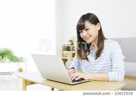 Young lady playing computer Young lady playing computer 32637039