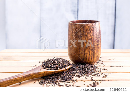 hot tea , healthy drink water on wood background 32640611