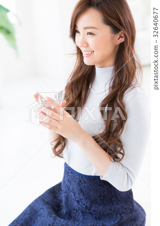 一個女人喝水 32640677