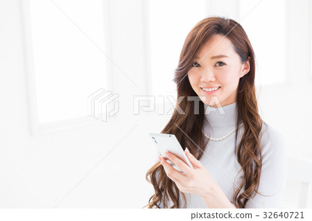 觀看智能手機的婦女 觀看智能手機的婦女 32640721