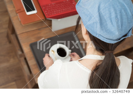 一家咖啡館的職員用咖啡 一家咖啡館的職員用咖啡 32640749
