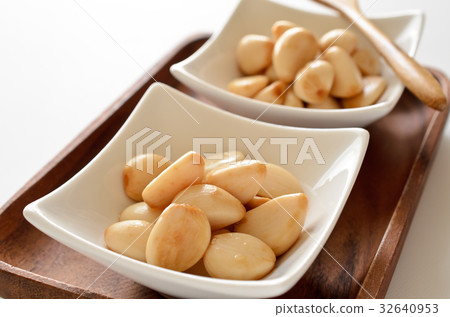 Marinated pickled garlic Marinated pickled garlic 32640953