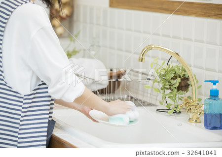 Image of a woman in her twenties Image of a woman in her twenties 32641041