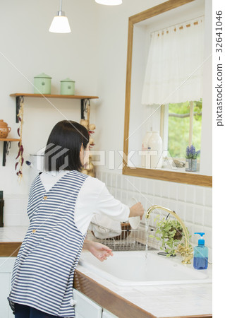 Image of a woman in her twenties Image of a woman in her twenties 32641046
