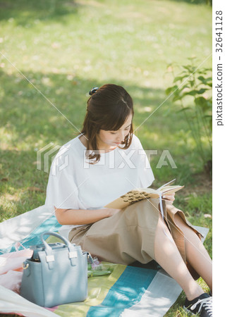 homemaker, reading, relax 32641128