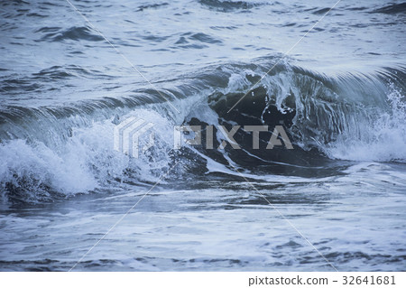 Evening wave 32641681