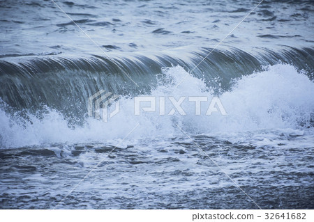 Evening wave 32641682