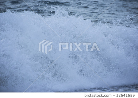 Evening wave 32641689