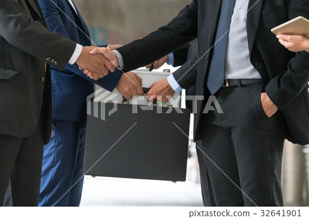 Action of business people meeting agreement 32641901