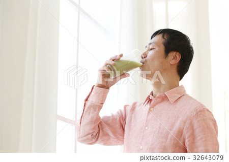 Male drinking smoothies 32643079