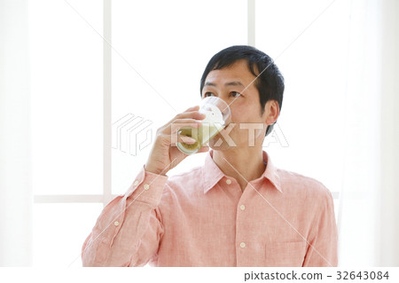 Male drinking smoothies 32643084