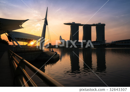 Breathtaking Sunrise at Marina Bay Breathtaking Sunrise at Marina Bay 32643307