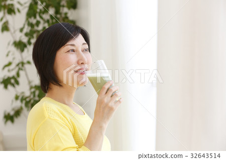 Women who drink smoothies 32643514