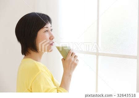 Women who drink smoothies 32643518