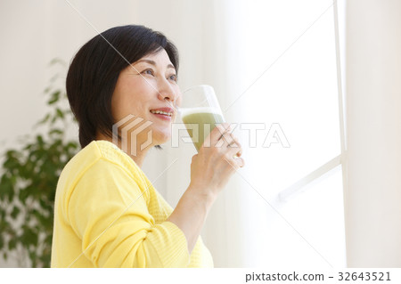 Women who drink smoothies Women who drink smoothies 32643521