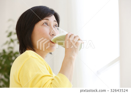 喝冰沙的女人 32643524