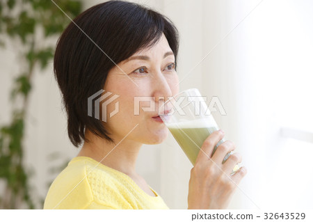 Women who drink smoothies 32643529