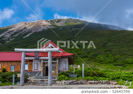 Hakusan Okumiya and the summit 32643709