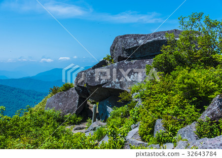 Rock tunnel in Sennin Caves Rock tunnel in Sennin Caves 32643784