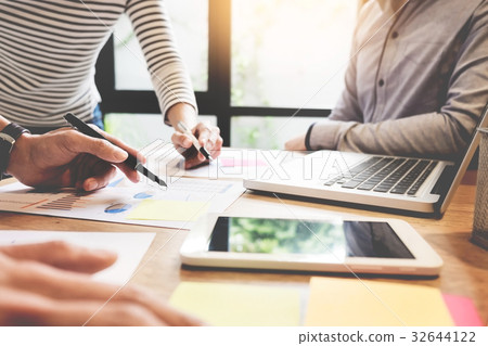Creative Team job. young business man working with startup proje 32644122