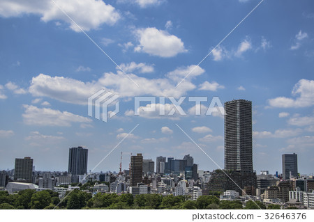 豐島區政府大樓以及周邊的都市風景和新鮮的綠色 豐島區政府大樓以及周邊的都市風景和新鮮的綠色 32646376