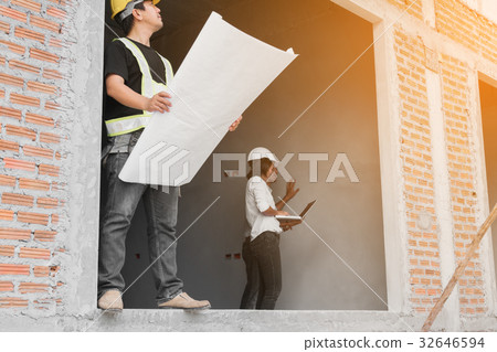 engineer working on construction site  32646594