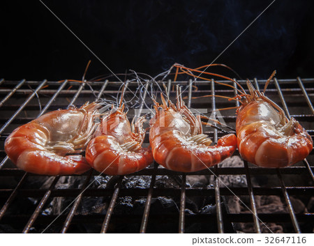 shrimp ,prawns grilled on barbecue fire stove 32647116