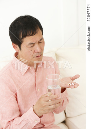 Men taking medicine 32647774