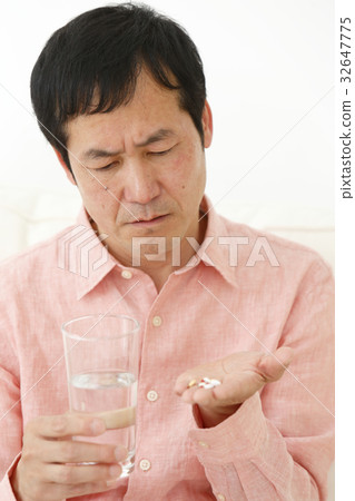 Men taking medicine 32647775