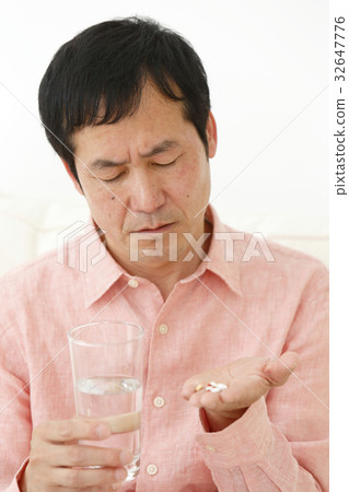 Men taking medicine 32647776