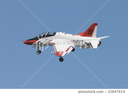 美國海軍飛行噴氣式訓練機T-45C Gos Hawk旋轉和飛行加利福尼亞的藍天 美國海軍飛行噴氣式訓練機T-45C Gos Hawk旋轉和飛行加利福尼亞的藍天 32647814
