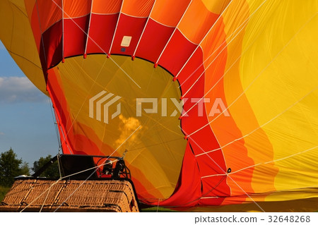 Preparation for the start of the hot air balloon. 32648268