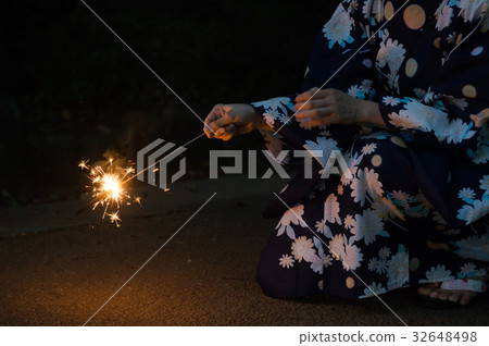 Yukata咆哮的煙花的一名婦女 Yukata咆哮的煙花的一名婦女 32648498